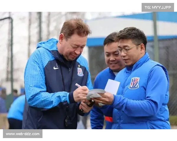 申花将士谢场难掩失落,斯卢茨基感谢球员整个赛季付出 申花将士谢场难掩失落,斯卢茨基感谢球员整个赛季付出